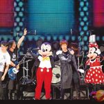 台湾バンド「五月天」ディズニーでライブ  サプライズでミッキー登場